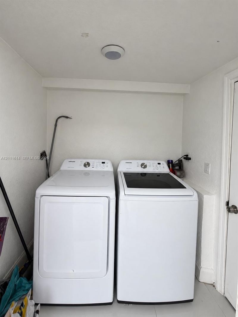 935 NE 164th St, North Miami Beach, FL 33162 Photo