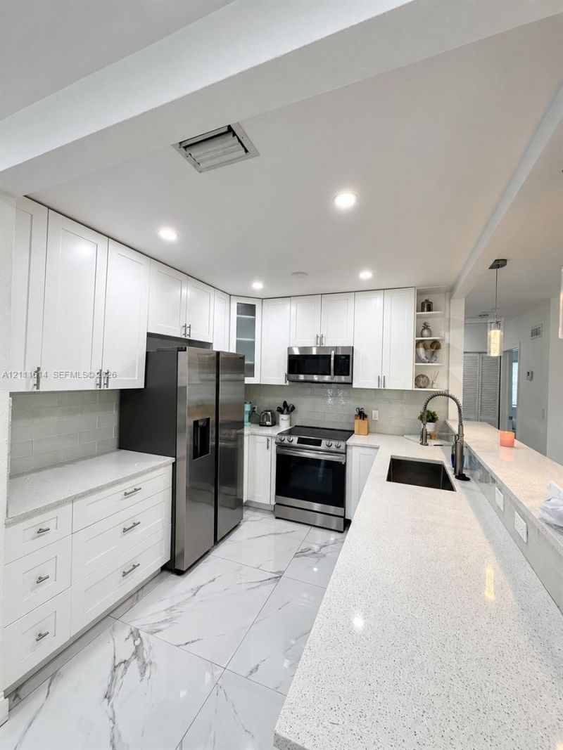 935 NE 164th St, North Miami Beach, FL 33162 Photo