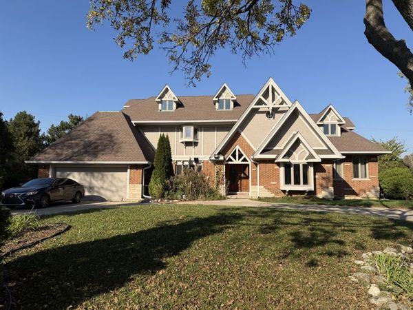 18 Glenoble Court, Oak Brook, IL 60523