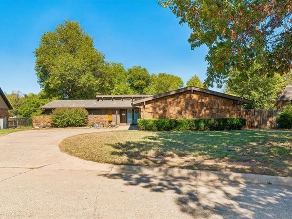 11105 Folkstone Drive, Yukon, OK 73099