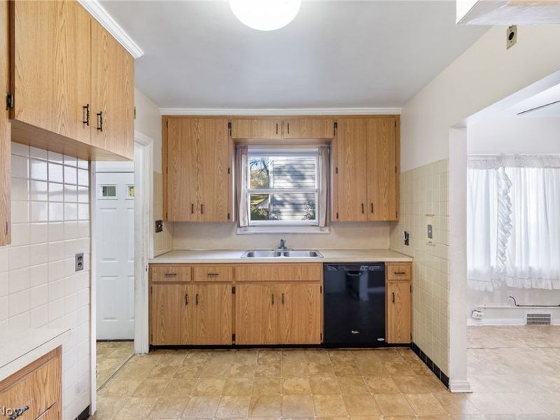 20508 Halifax Road, Warrensville Heights, OH 44122 Photo 9