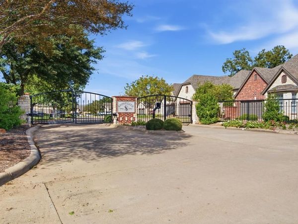 600 N Avalon Court , Granbury, TX 76048