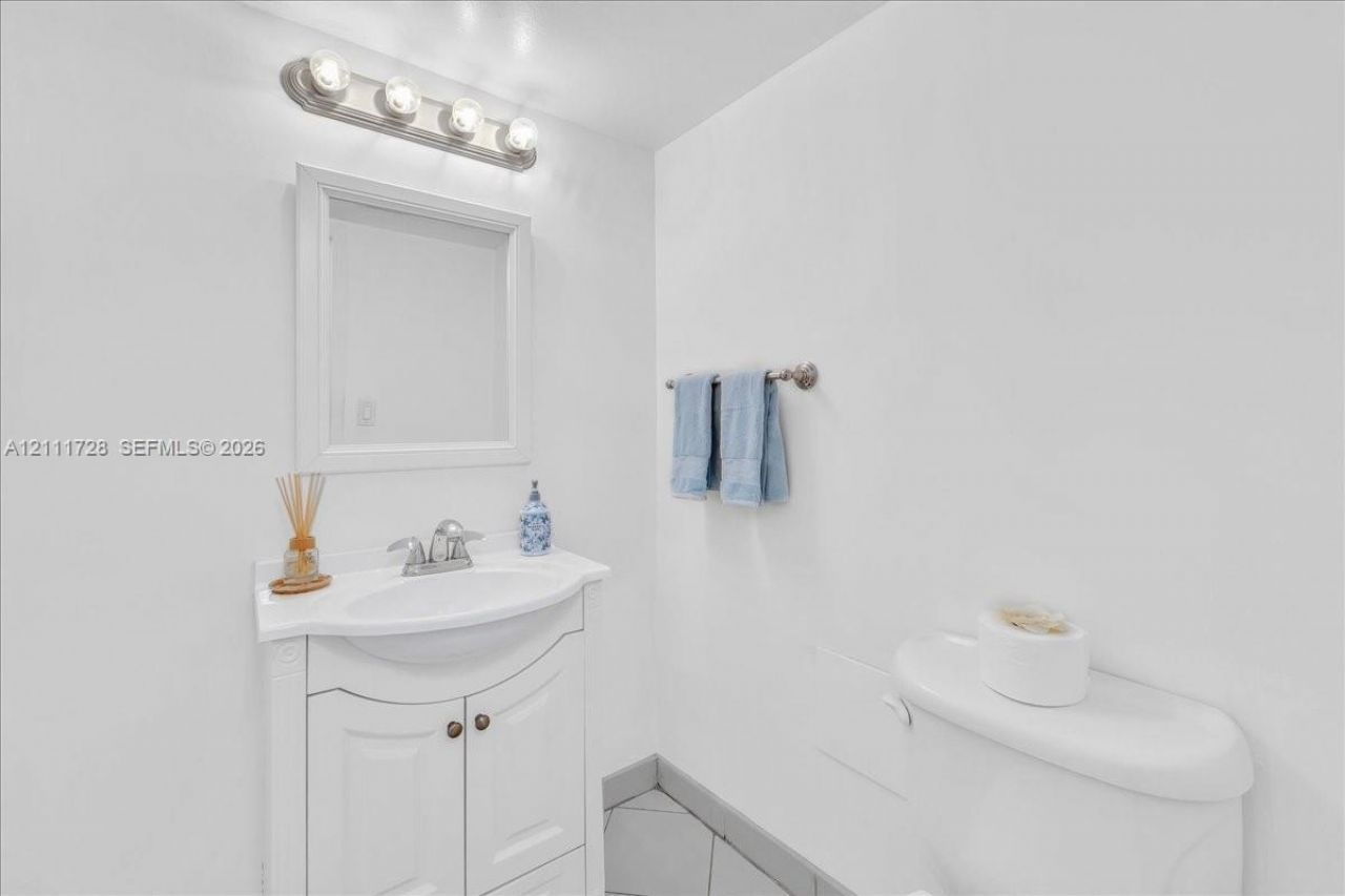 3401 N Country Club Dr , Unit 110, Aventura, FL 33180 Photo