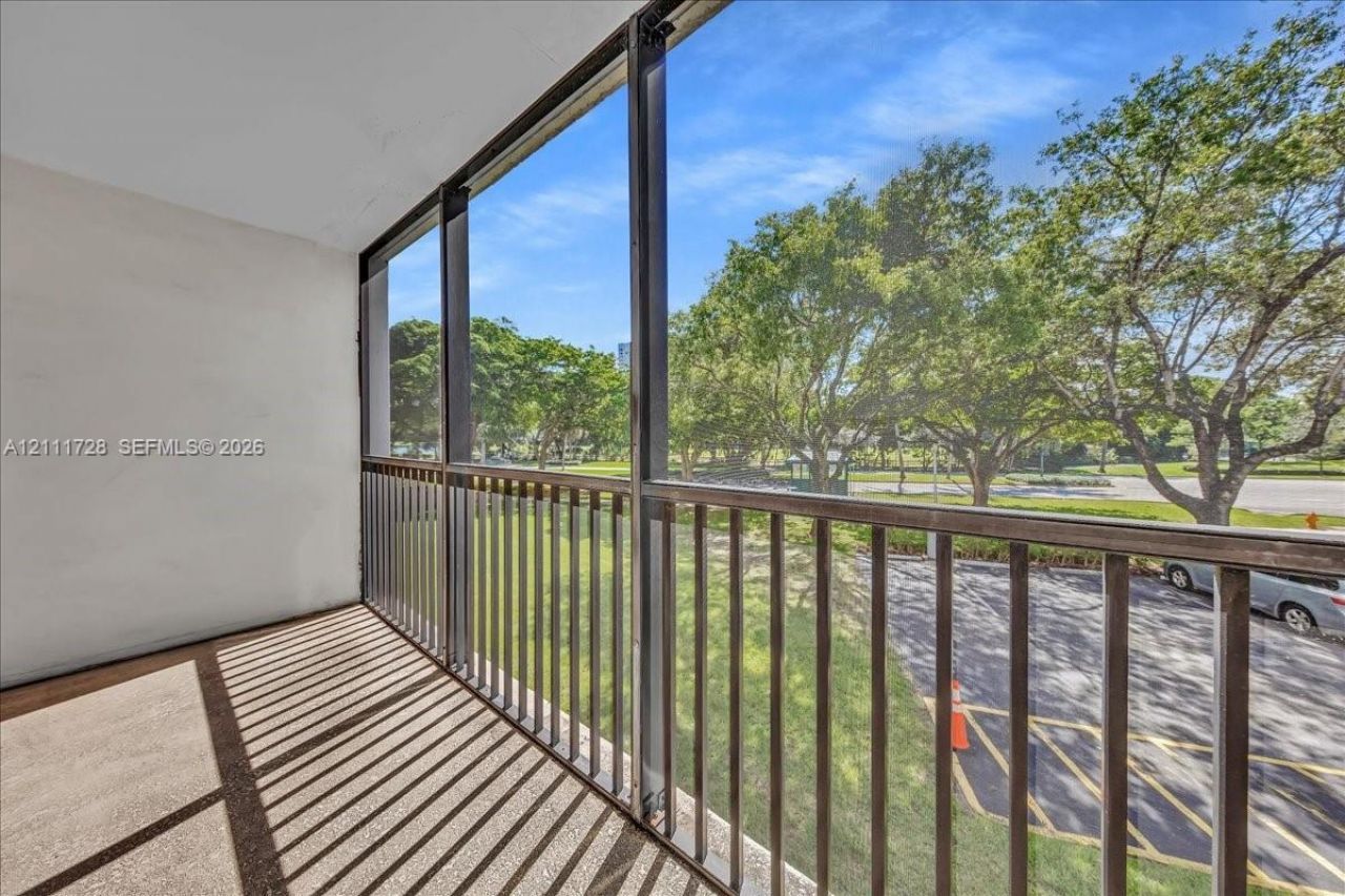 3401 N Country Club Dr , Unit 110, Aventura, FL 33180 Photo