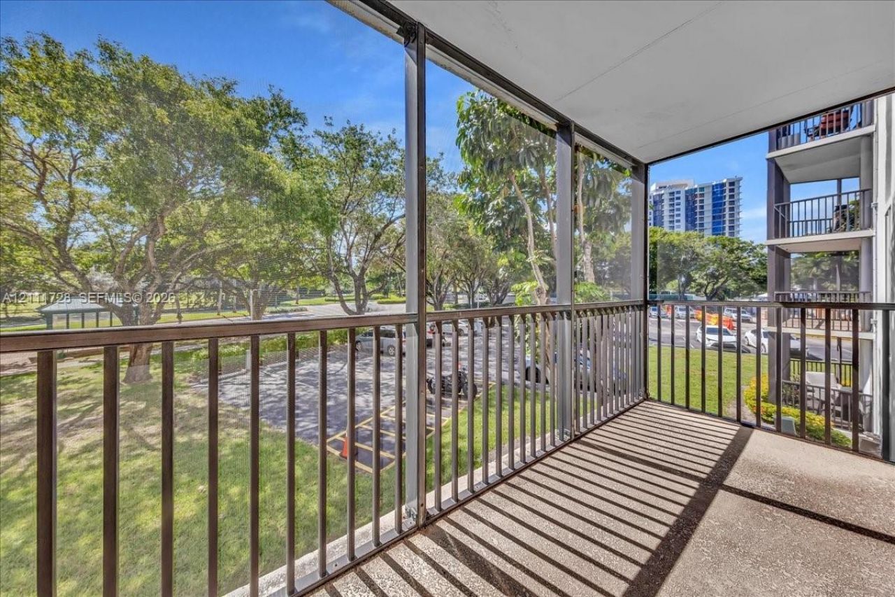 3401 N Country Club Dr , Unit 110, Aventura, FL 33180 Photo