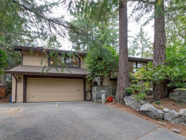 1043 Pondwood Lane , Saanich, BC V8X 4S6