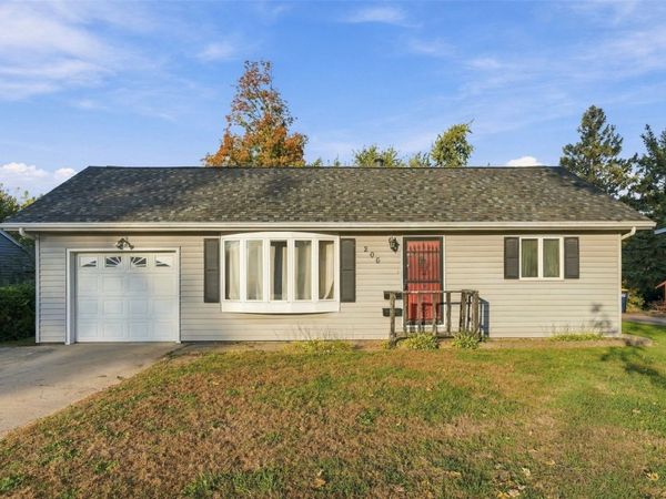 206 2nd Avenue, Hiawatha, IA 52233
