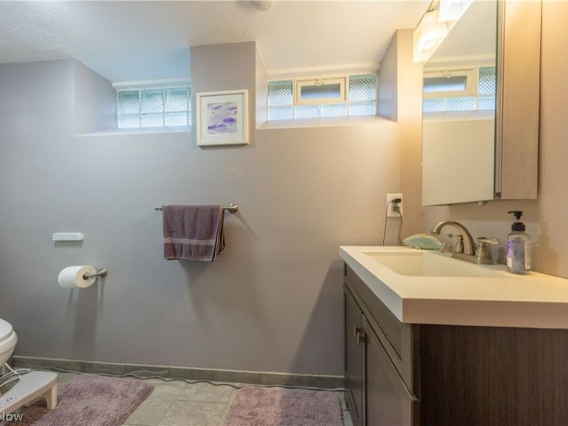 1746 Hawthorne Drive , Mayfield Heights, OH 44124 Photo 23