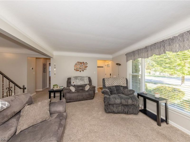 1746 Hawthorne Drive , Mayfield Heights, OH 44124 Photo 4