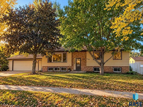 3309 E Oak St, Sioux Falls, SD 57103