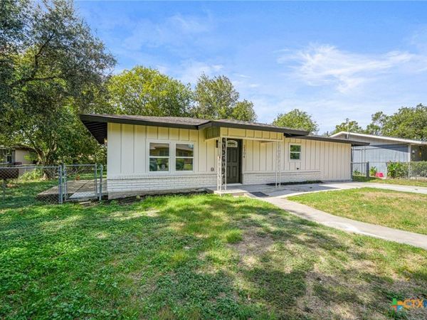 2304 Louise Street , Seguin, TX 78155