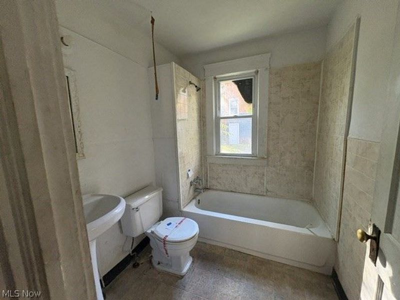 10114 Parkgate Avenue, Cleveland, OH 44108 Photo 14
