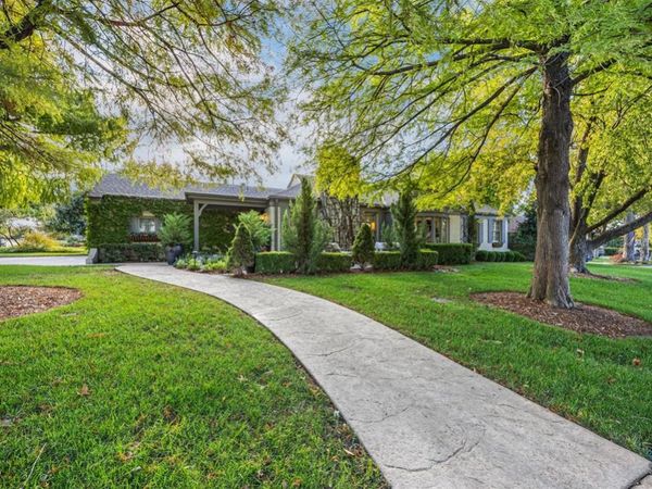 2000 Huntington Avenue, Nichols Hills, OK 73116