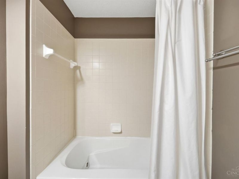 9230 Great Lakes Circle, Washington Township, OH 45458 Photo 33