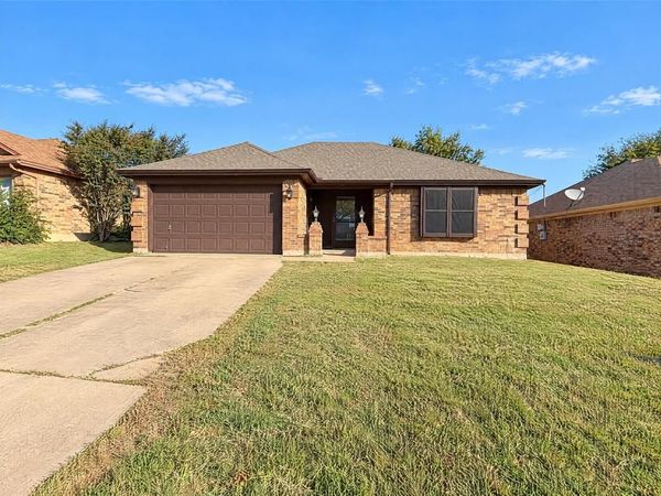 935 Thistle Ridge Lane, Arlington, TX 76017