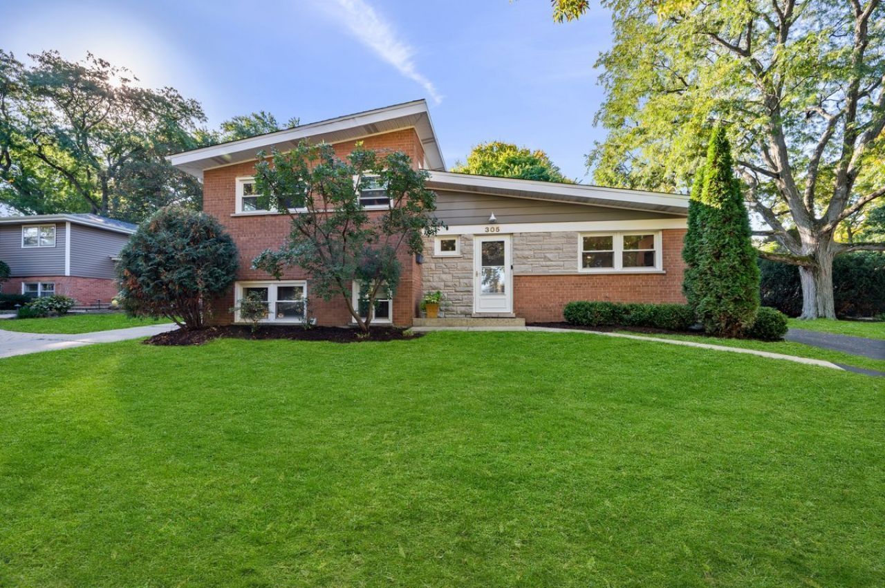 305 Wilshire Drive W, Wilmette, IL 60091 Main Photo
