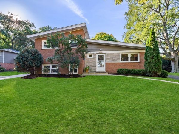 305 Wilshire Drive W, Wilmette, IL 60091