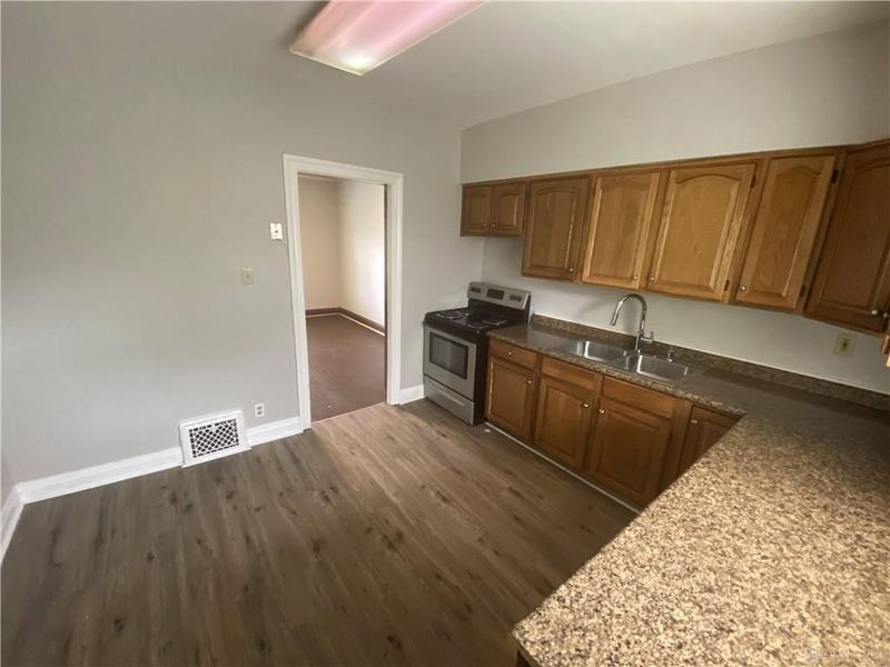 500 W Parkwood Drive, Dayton, OH 45405 Photo 4