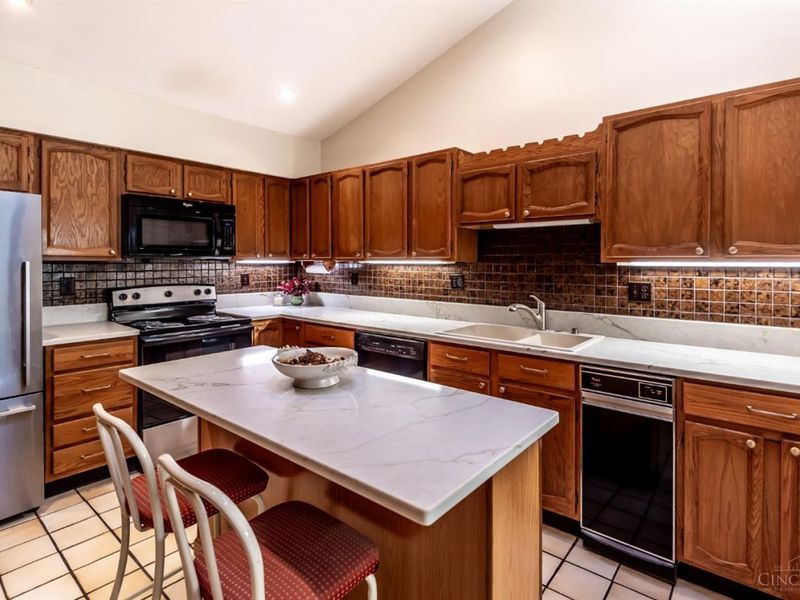 7035 Bluffs Drive, Washington Township, OH 45459 Photo 18