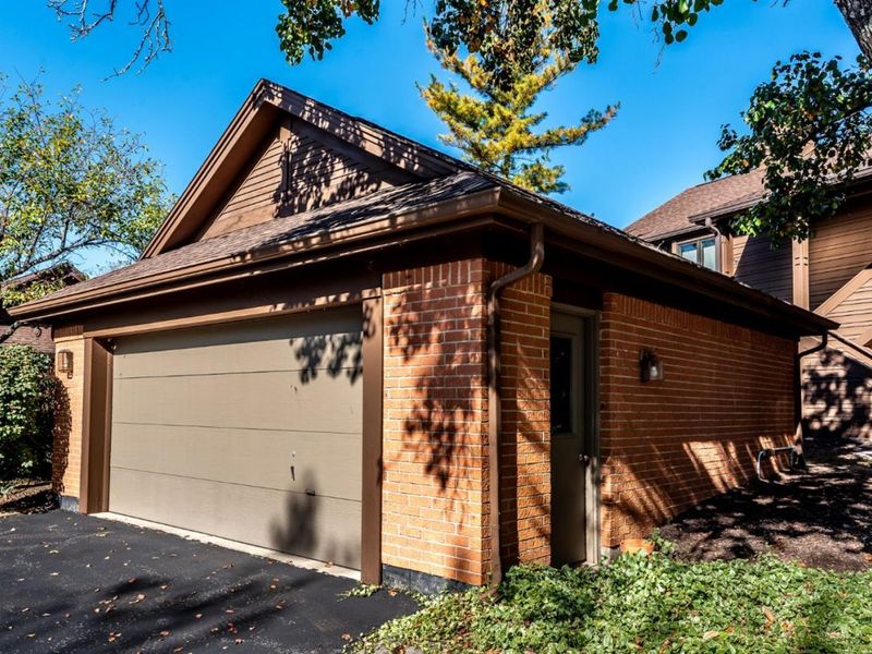 7035 Bluffs Drive, Washington Township, OH 45459 Photo 2