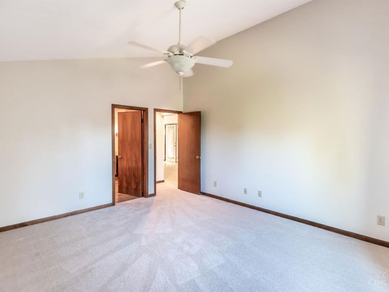 7035 Bluffs Drive, Washington Township, OH 45459 Photo 23
