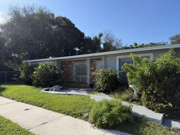 1711 AVENUE E, Fort Pierce, FL 34950