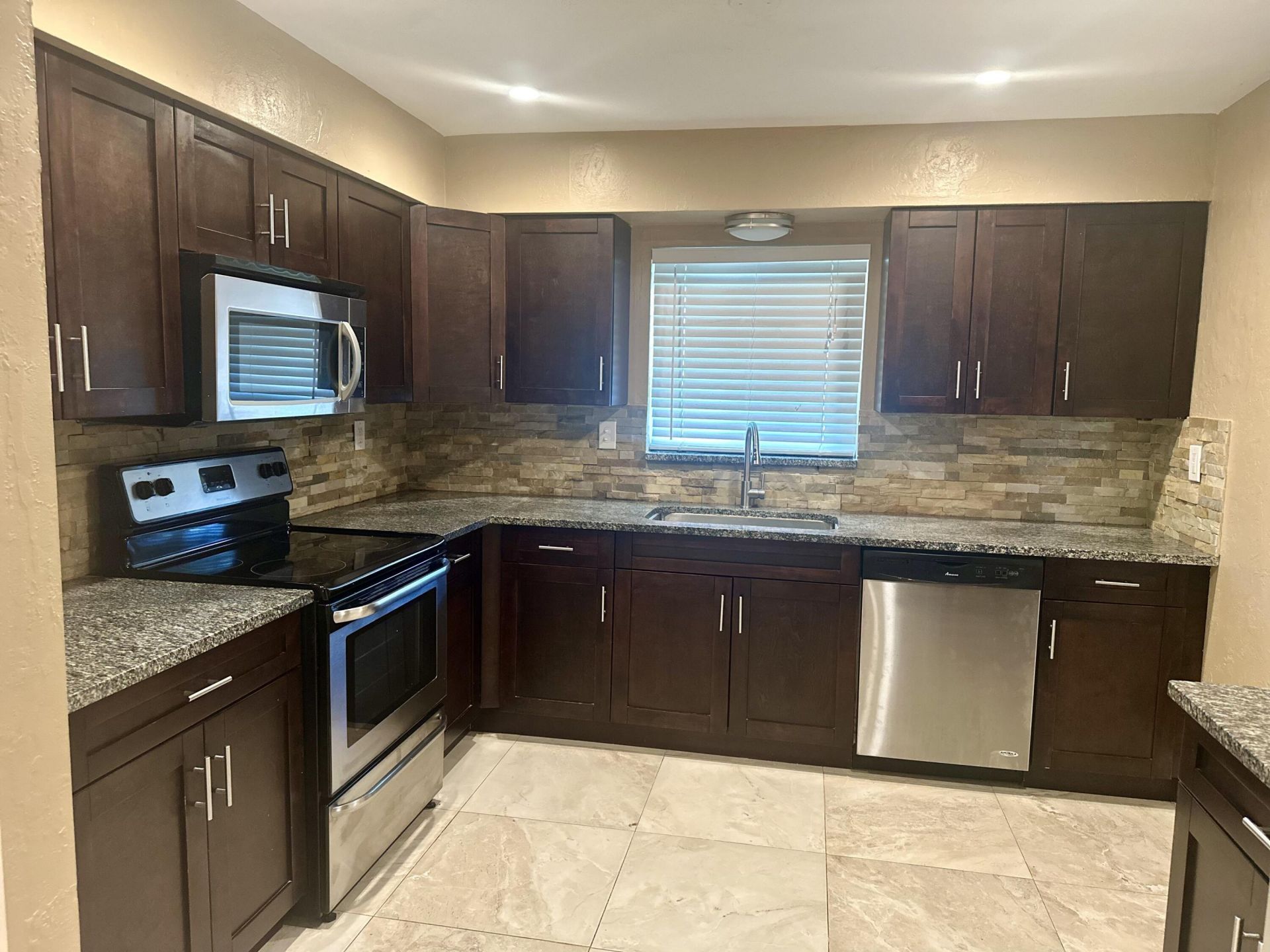 1083 SW 25th Place, Boynton Beach, FL 33426 Photo