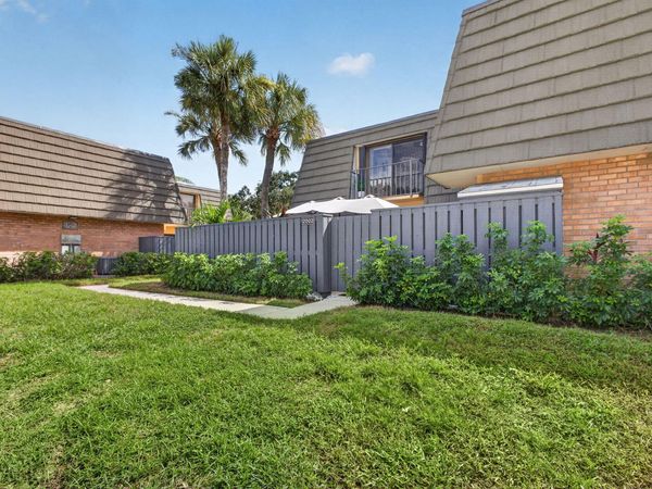 2002 20TH Way, West Palm Beach, FL 33407