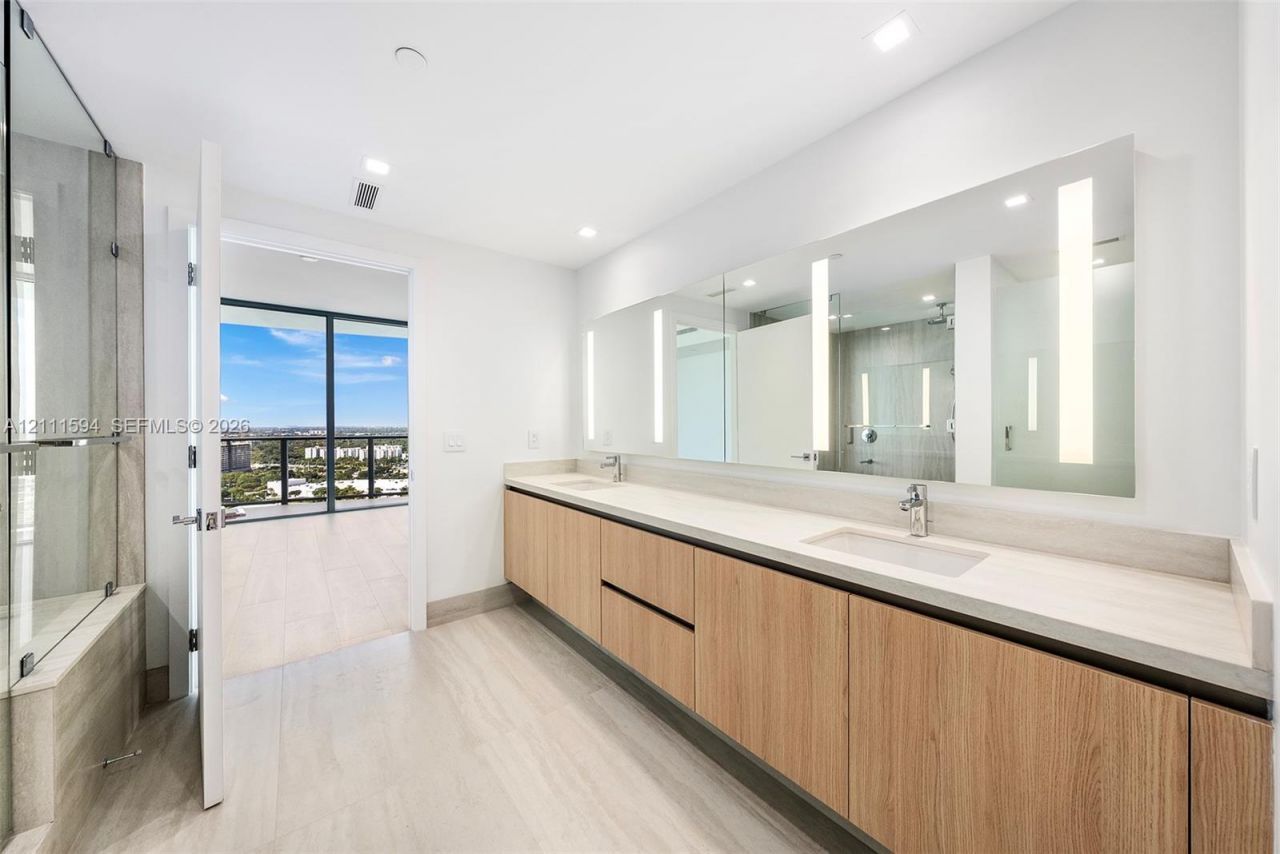 2411 Laguna Cir , Unit 2506, North Miami, FL 33181 Photo