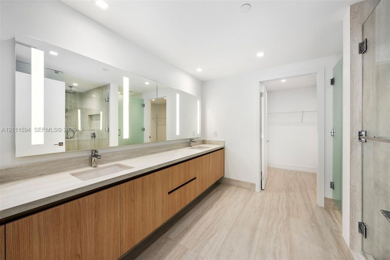 2411 Laguna Cir , Unit 2506, North Miami, FL 33181 Photo