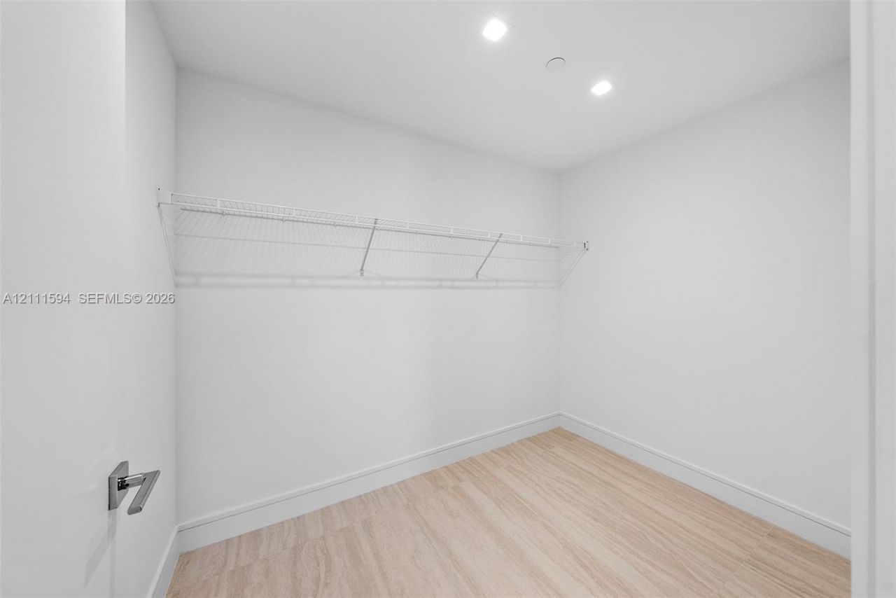 2411 Laguna Cir , Unit 2506, North Miami, FL 33181 Photo