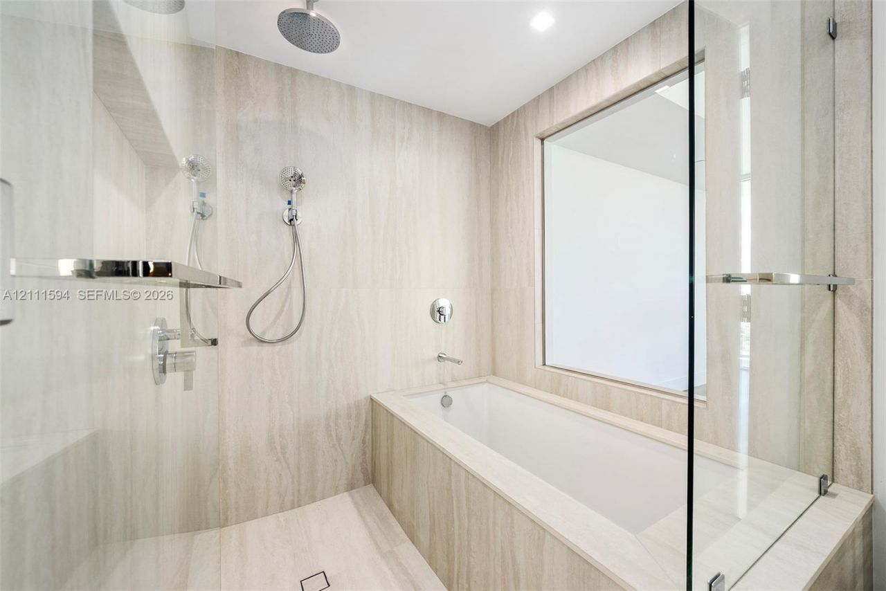 2411 Laguna Cir , Unit 2506, North Miami, FL 33181 Photo