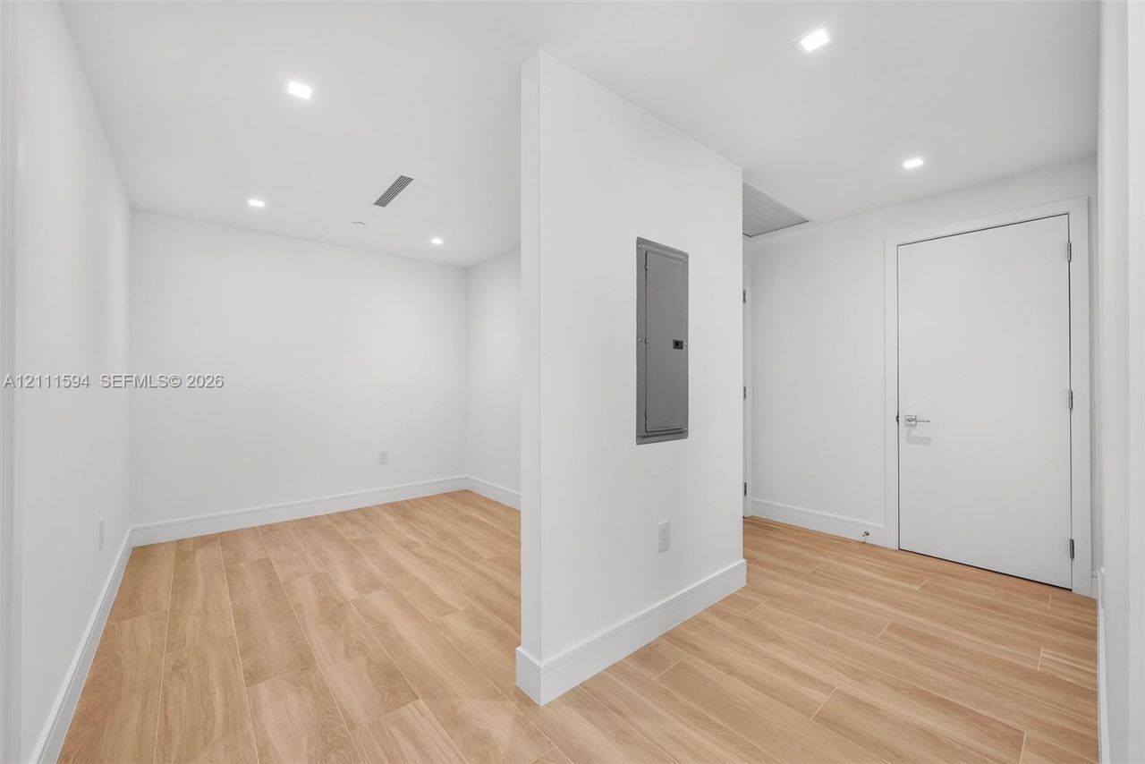 2411 Laguna Cir , Unit 2506, North Miami, FL 33181 Photo