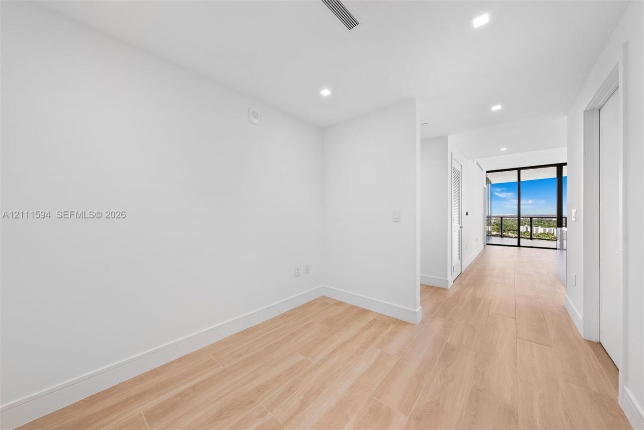 2411 Laguna Cir , Unit 2506, North Miami, FL 33181 Photo