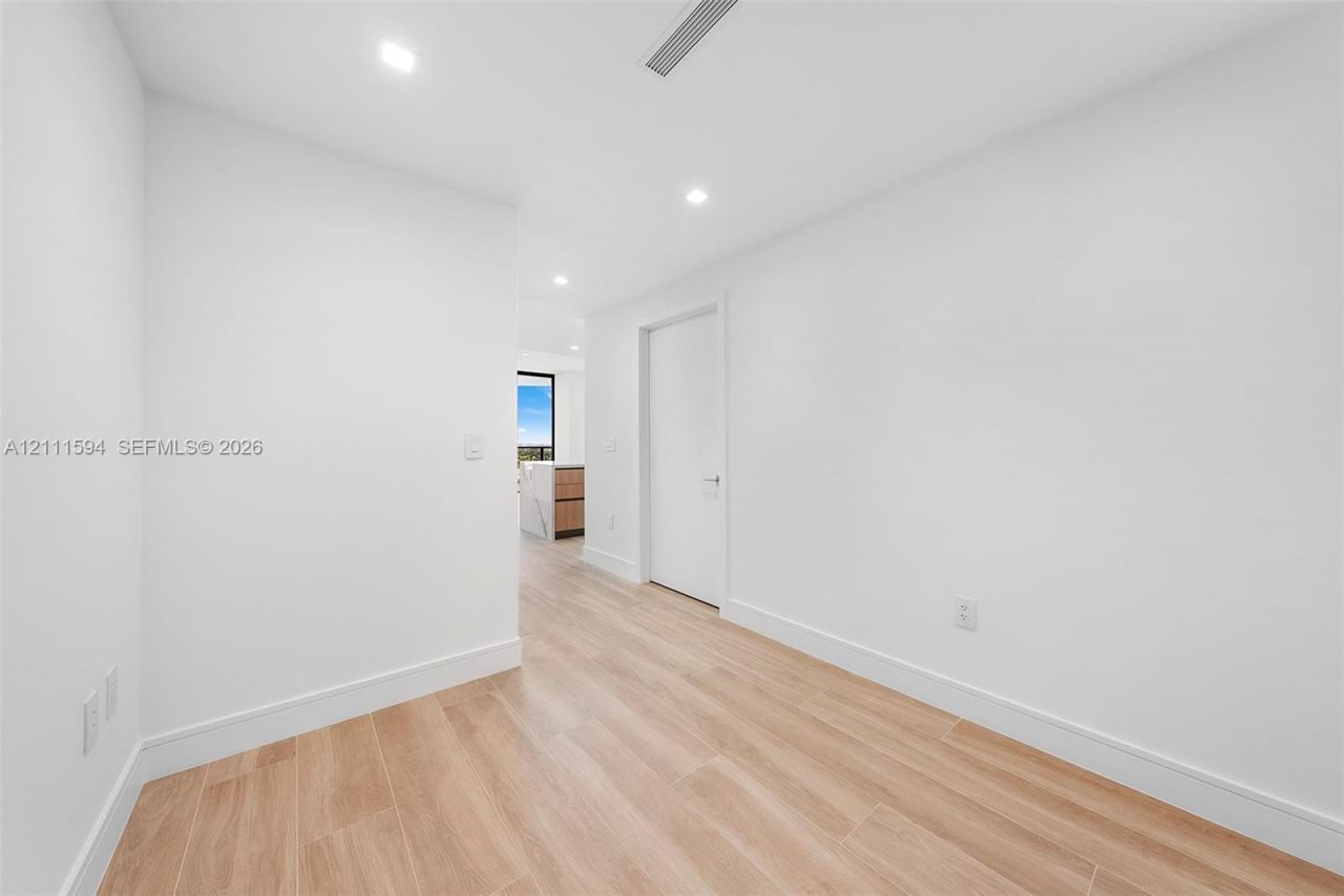 2411 Laguna Cir , Unit 2506, North Miami, FL 33181 Photo