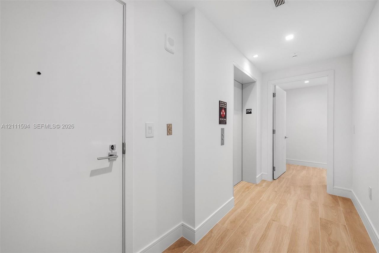 2411 Laguna Cir , Unit 2506, North Miami, FL 33181 Photo
