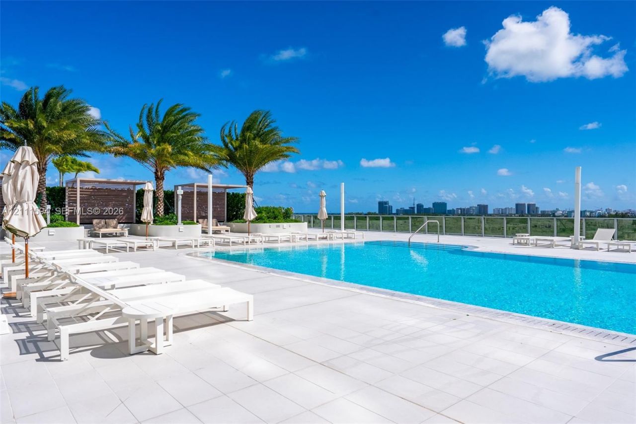 2411 Laguna Cir , Unit 2506, North Miami, FL 33181 Photo