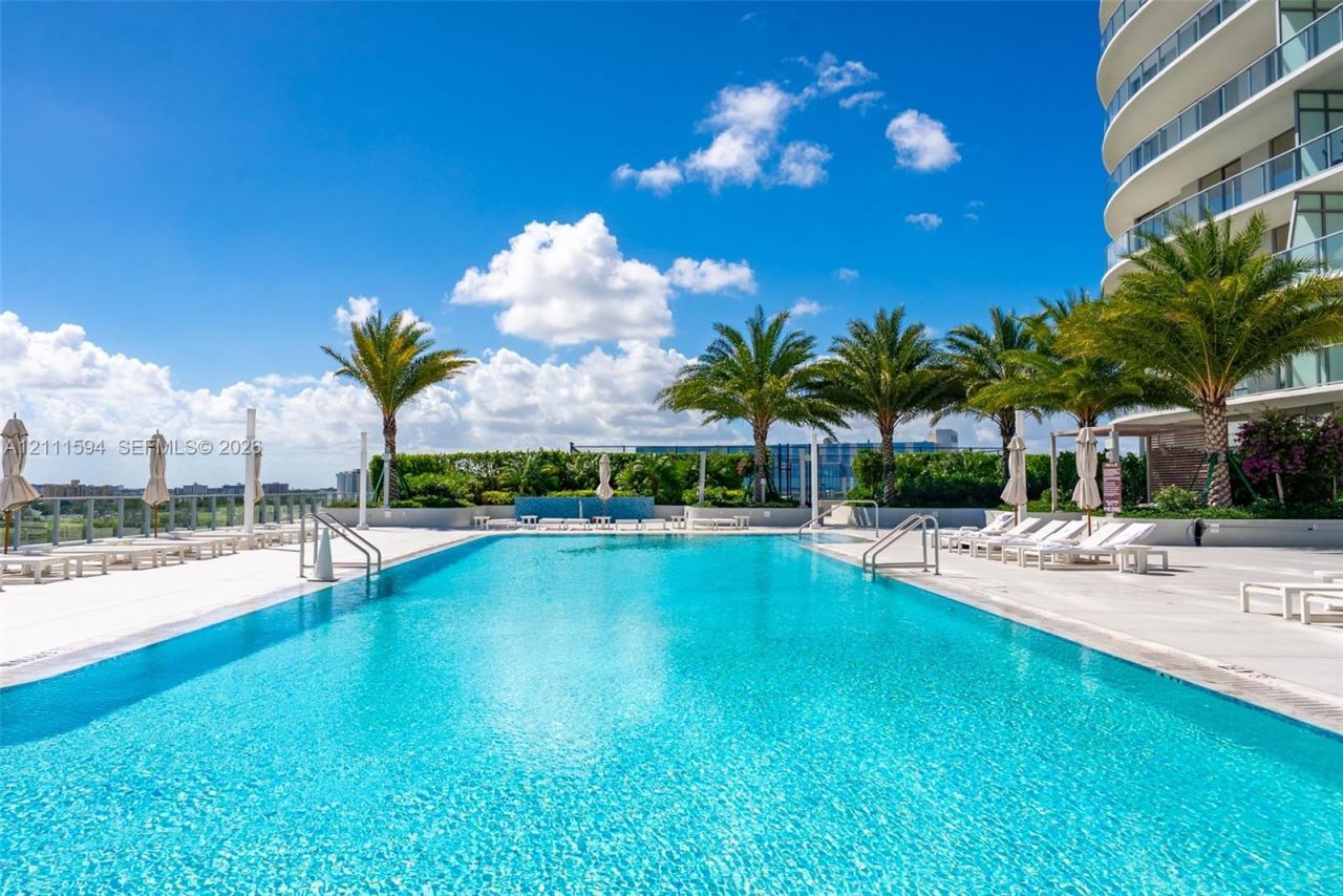2411 Laguna Cir , Unit 2506, North Miami, FL 33181 Photo
