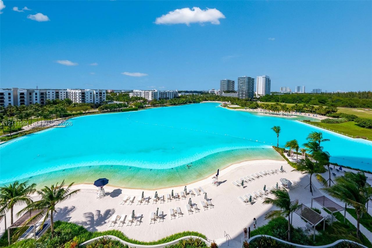 2411 Laguna Cir , Unit 2506, North Miami, FL 33181 Photo