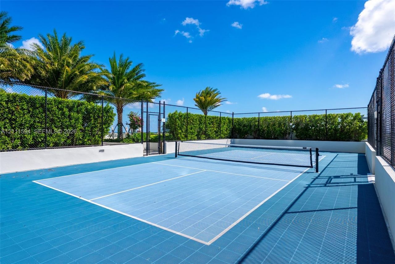2411 Laguna Cir , Unit 2506, North Miami, FL 33181 Photo