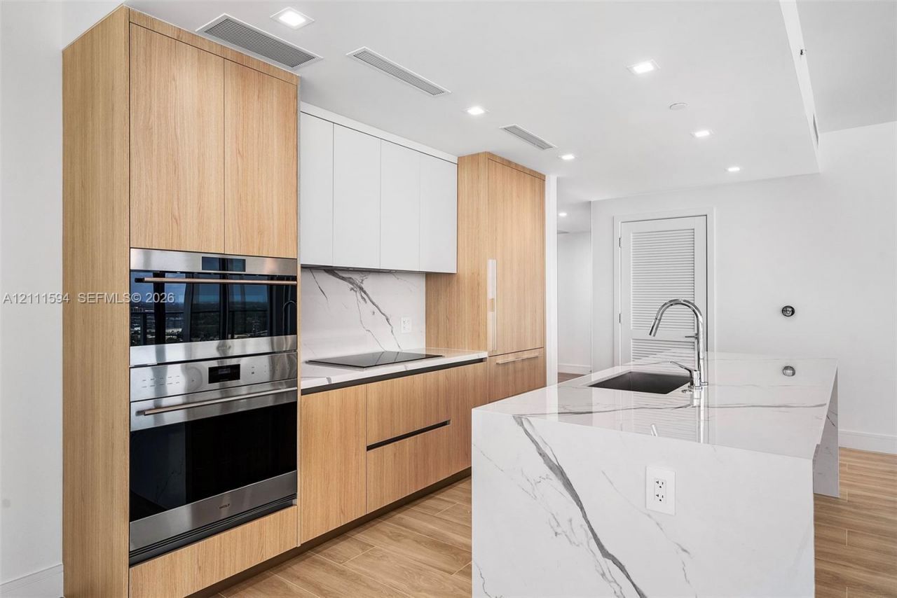 2411 Laguna Cir , Unit 2506, North Miami, FL 33181 Photo