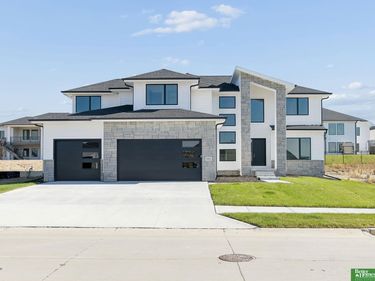 5427 N 213th Avenue, Elkhorn, NE 68022