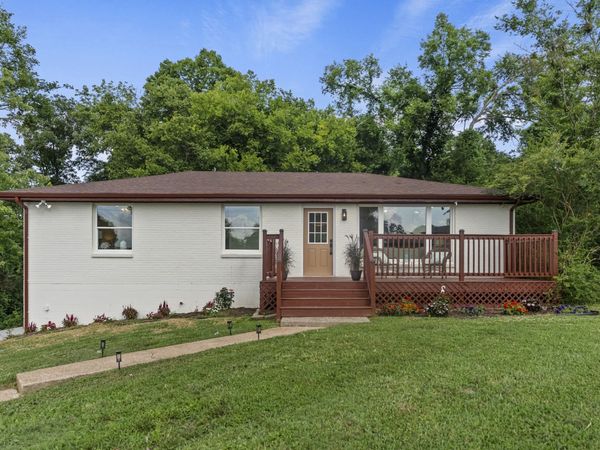 108 Greenlawn Dr , Hendersonville, TN 37075