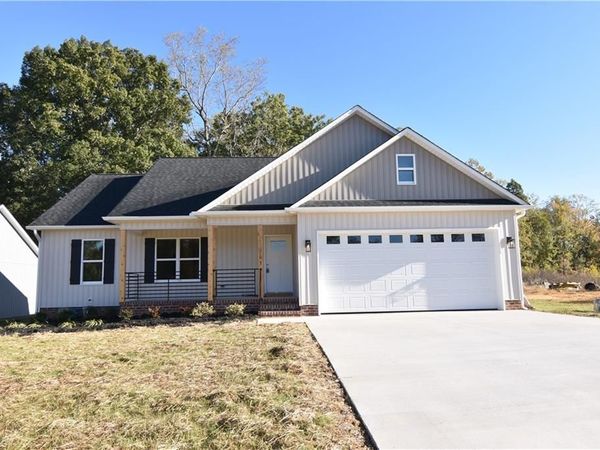 103 Fletchers Farm Drive , Thomasville, NC 27360