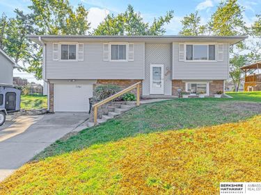 7761 Greenleaf Drive, La Vista, NE 68128