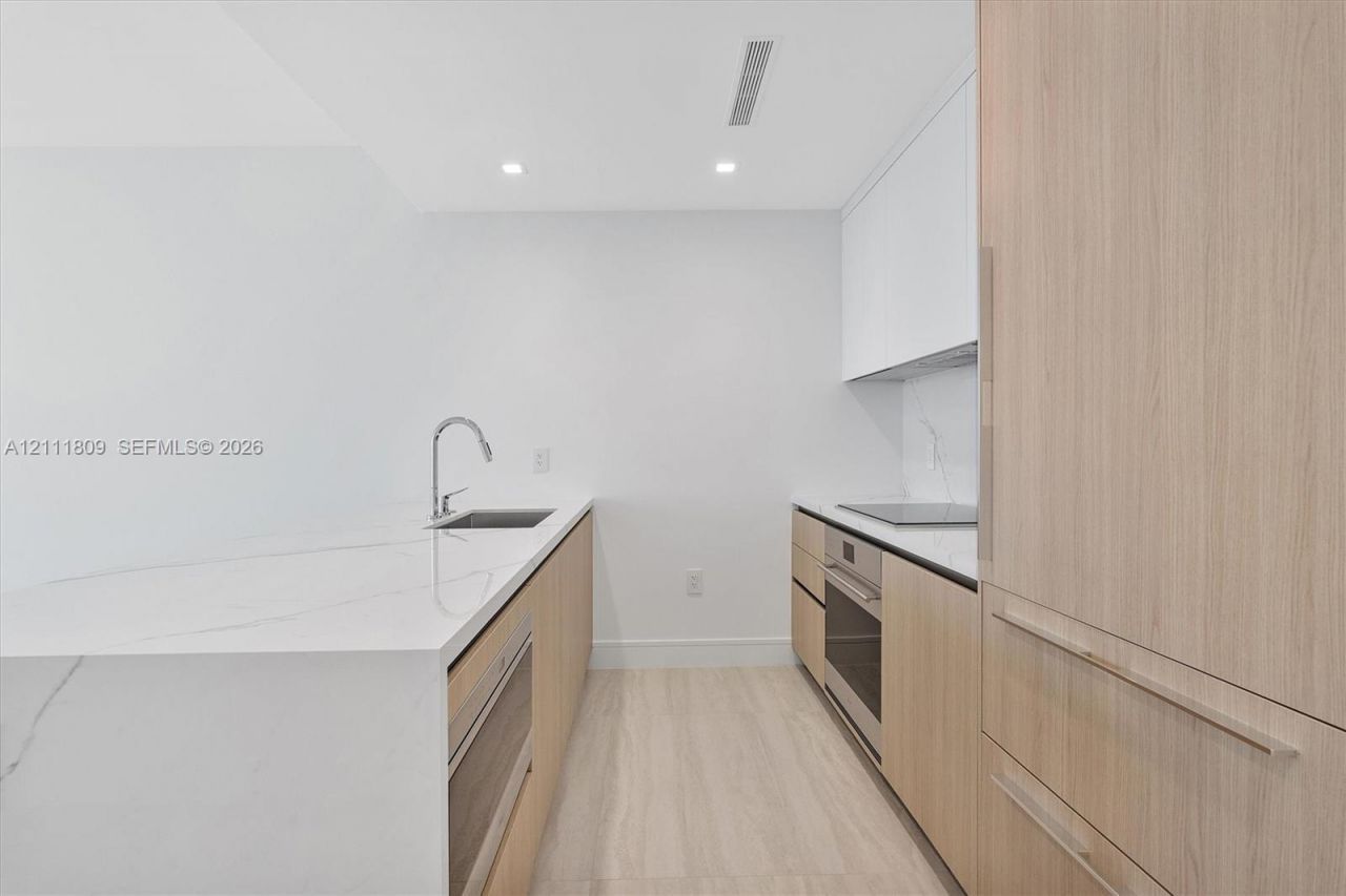 2411 Laguna Circle , Unit 2304, North Miami, FL 33181 Photo