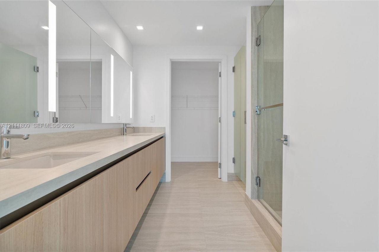 2411 Laguna Circle , Unit 2304, North Miami, FL 33181 Photo