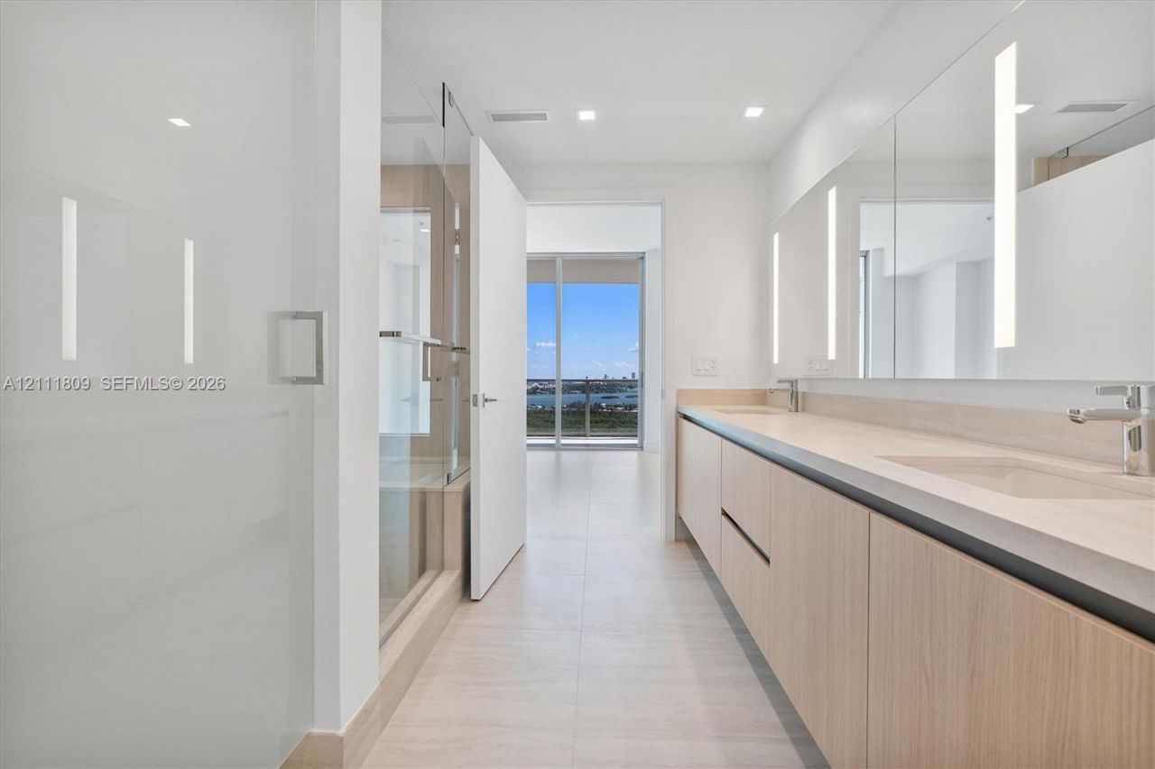 2411 Laguna Circle , Unit 2304, North Miami, FL 33181 Photo