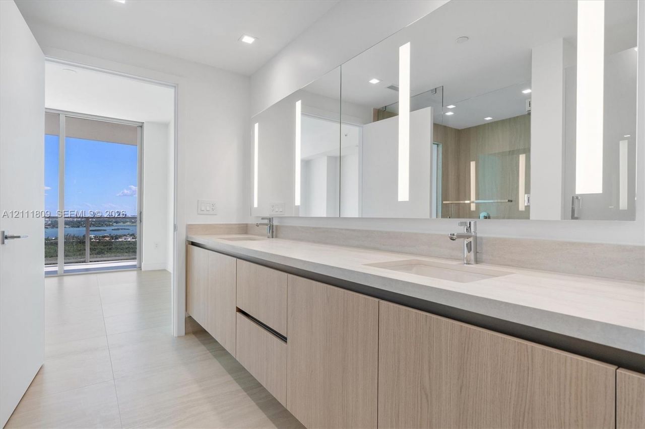 2411 Laguna Circle , Unit 2304, North Miami, FL 33181 Photo
