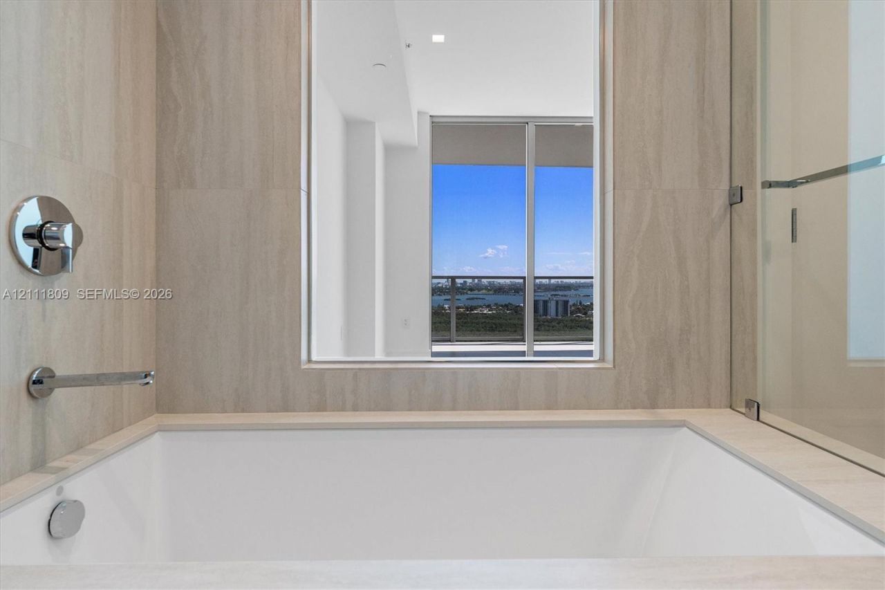 2411 Laguna Circle , Unit 2304, North Miami, FL 33181 Photo